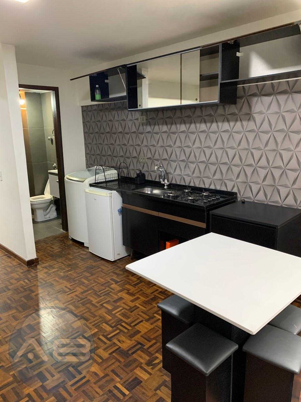 Quitinete à venda no Centro de Curitiba | Semi mobiliada | Pró...