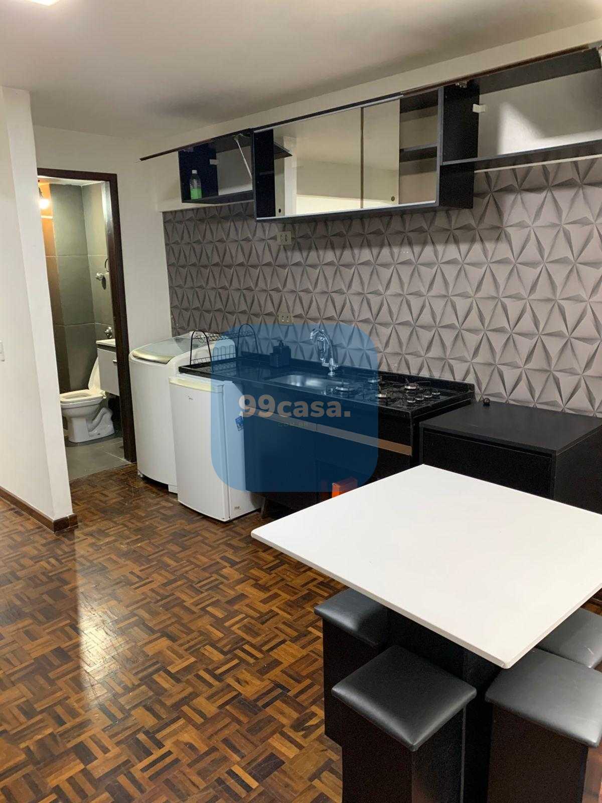 Quitinete à venda no Centro de Curitiba | Semi mobiliada | Pró...