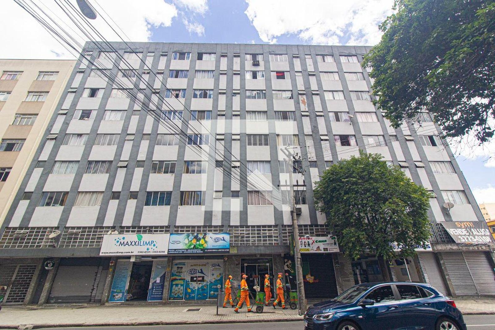 Quitinete à venda no Centro de Curitiba | Semi mobiliada | Pró...