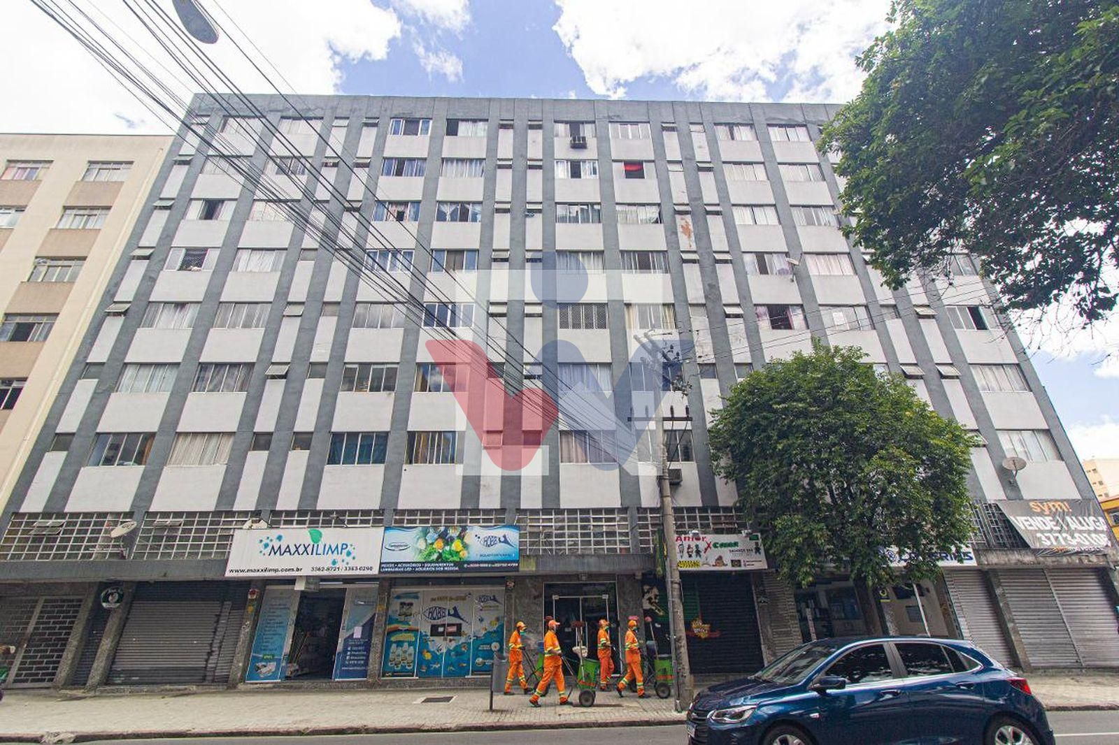 Quitinete à venda no Centro de Curitiba | Semi mobiliada | Pró...