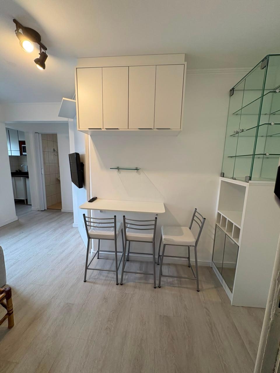 Apartamento Mobiliado com 1 vaga para Locação no Centro de Cu...