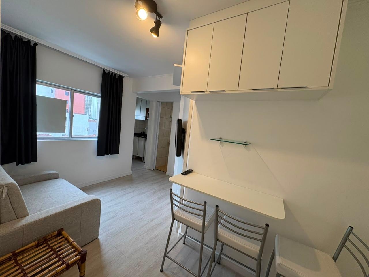 Apartamento Mobiliado com 1 vaga para Locação no Centro de Cu...
