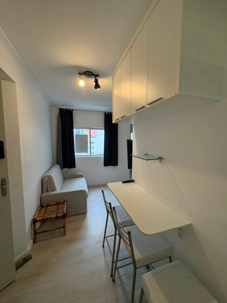Apartamento Mobiliado com 1 vaga para Locação no Centro de Cu...