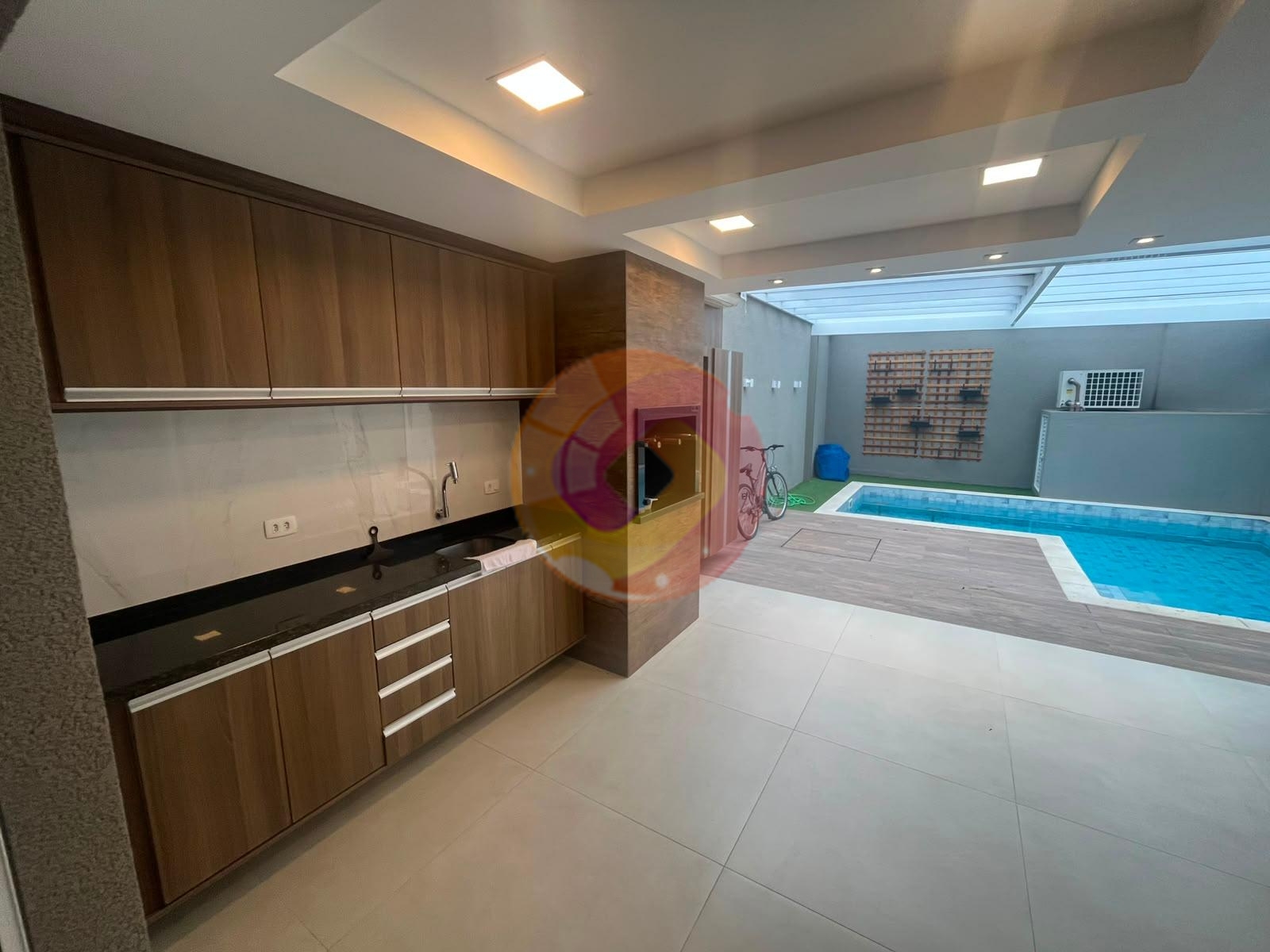 Sobrado Triplex de Alto Padrão com 3 Suítes e Piscina Aquecida...