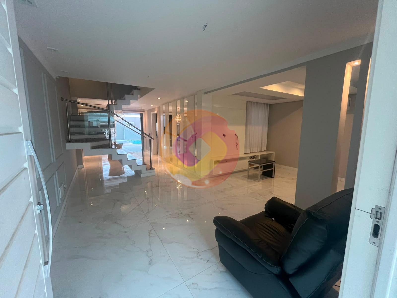 Sobrado Triplex de Alto Padrão com 3 Suítes e Piscina Aquecida...