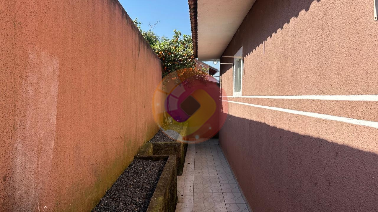 Casa térrea com 3 quartos e amplo espaço externo no Thomaz Coe...