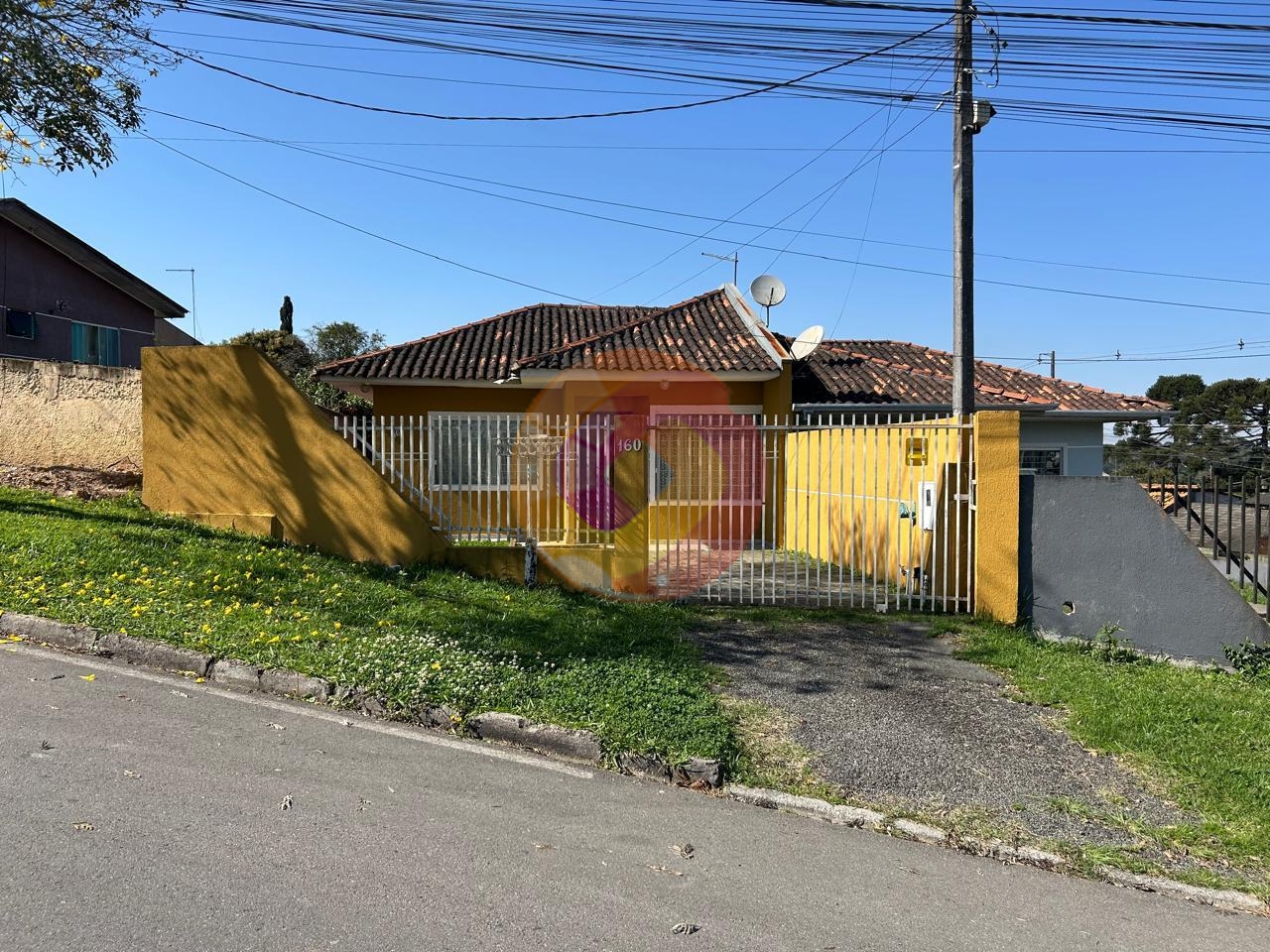 Casa térrea com 3 quartos e amplo espaço externo no Thomaz Coe...