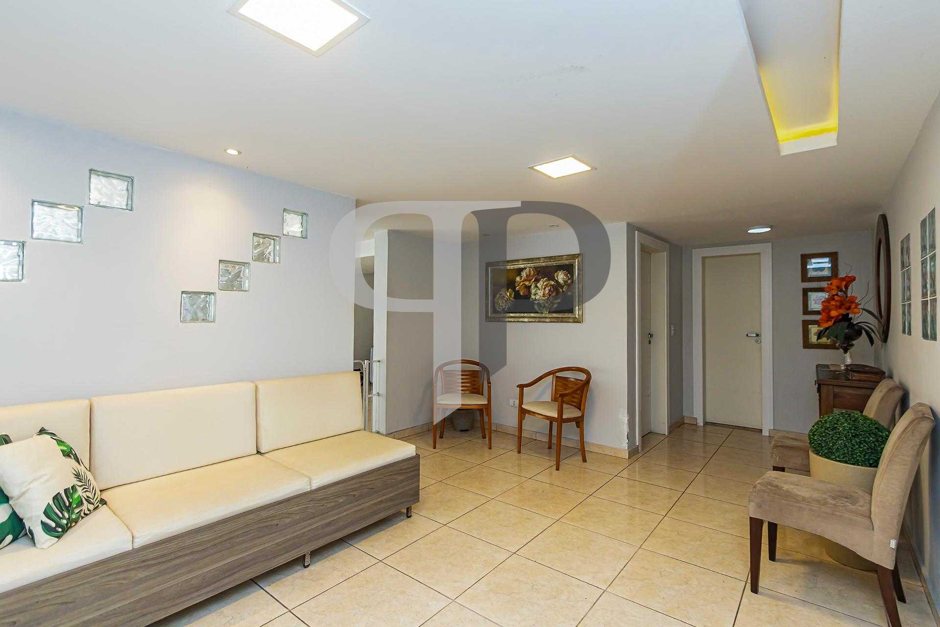 SOBRADO TRIPLEX À VENDA EM SÃO JOSÉ DOS PINHAIS, 220 M2, 2 SUÍ...