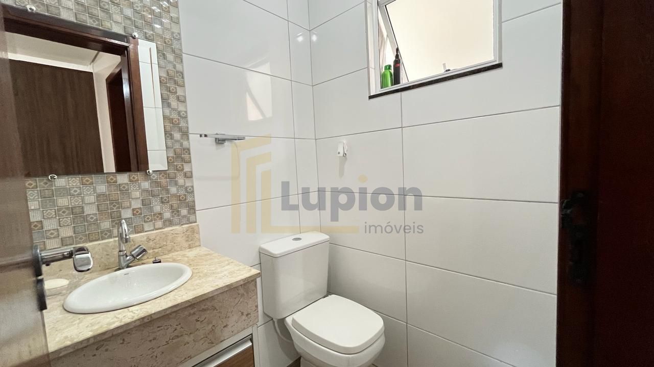 Sobrado com 3 dormitórios, sendo 1 suíte à venda, 114 m² por R...