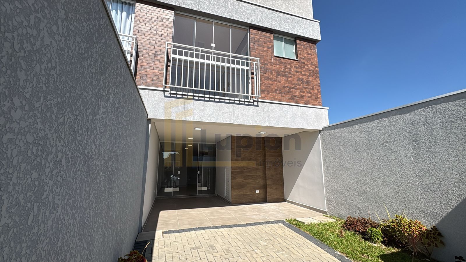 Sobrado com 3 dormitórios, sendo 1 suíte à venda, 102 m² por R...