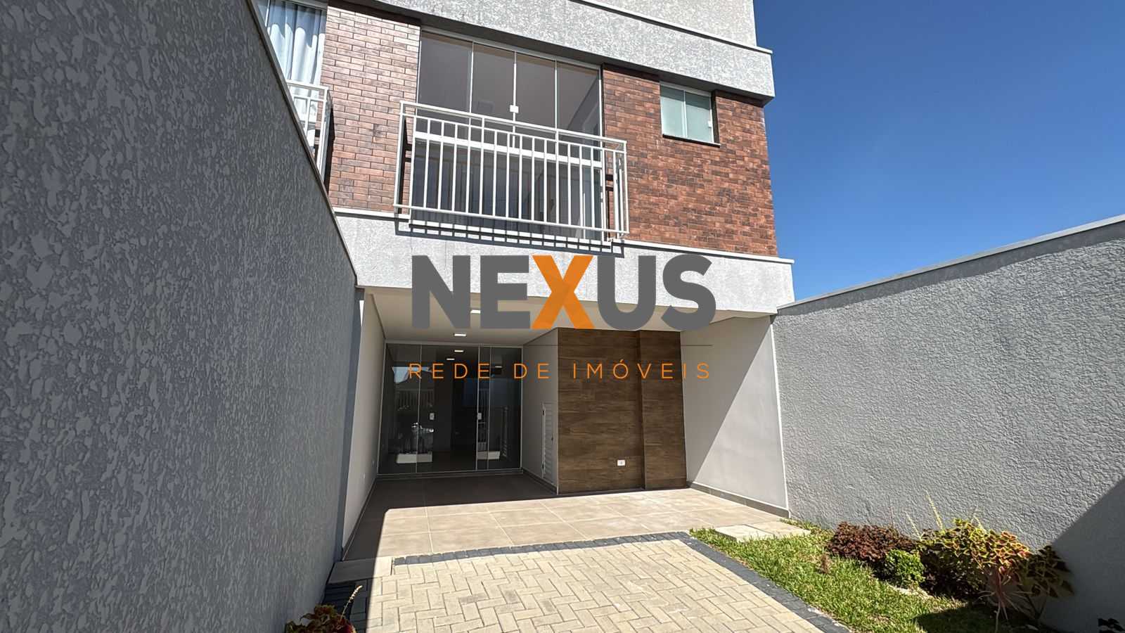Sobrado com 3 dormitórios, sendo 1 suíte à venda, 102 m² por R...