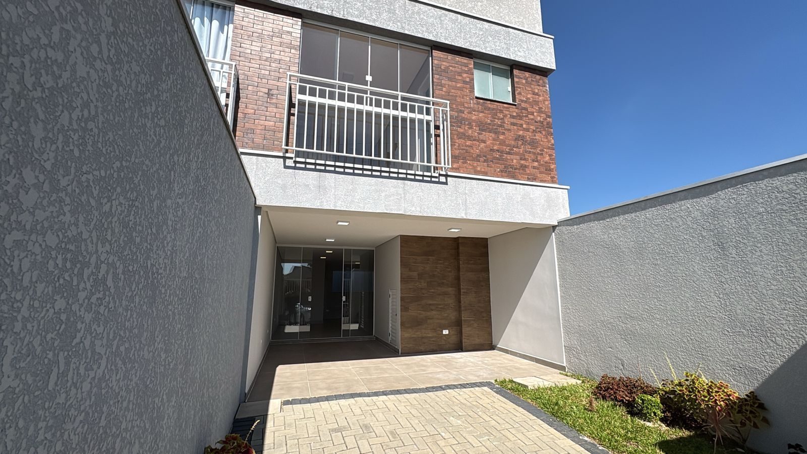 Sobrado com 3 dormitórios, sendo 1 suíte à venda, 102 m² por R...