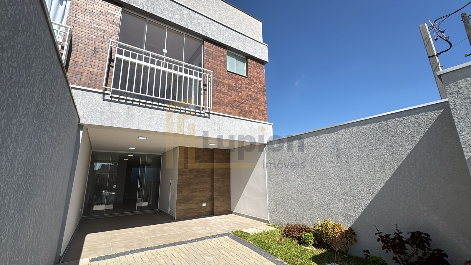 Sobrado com 3 dormitórios, sendo 1 suíte à venda, 102 m² por R...