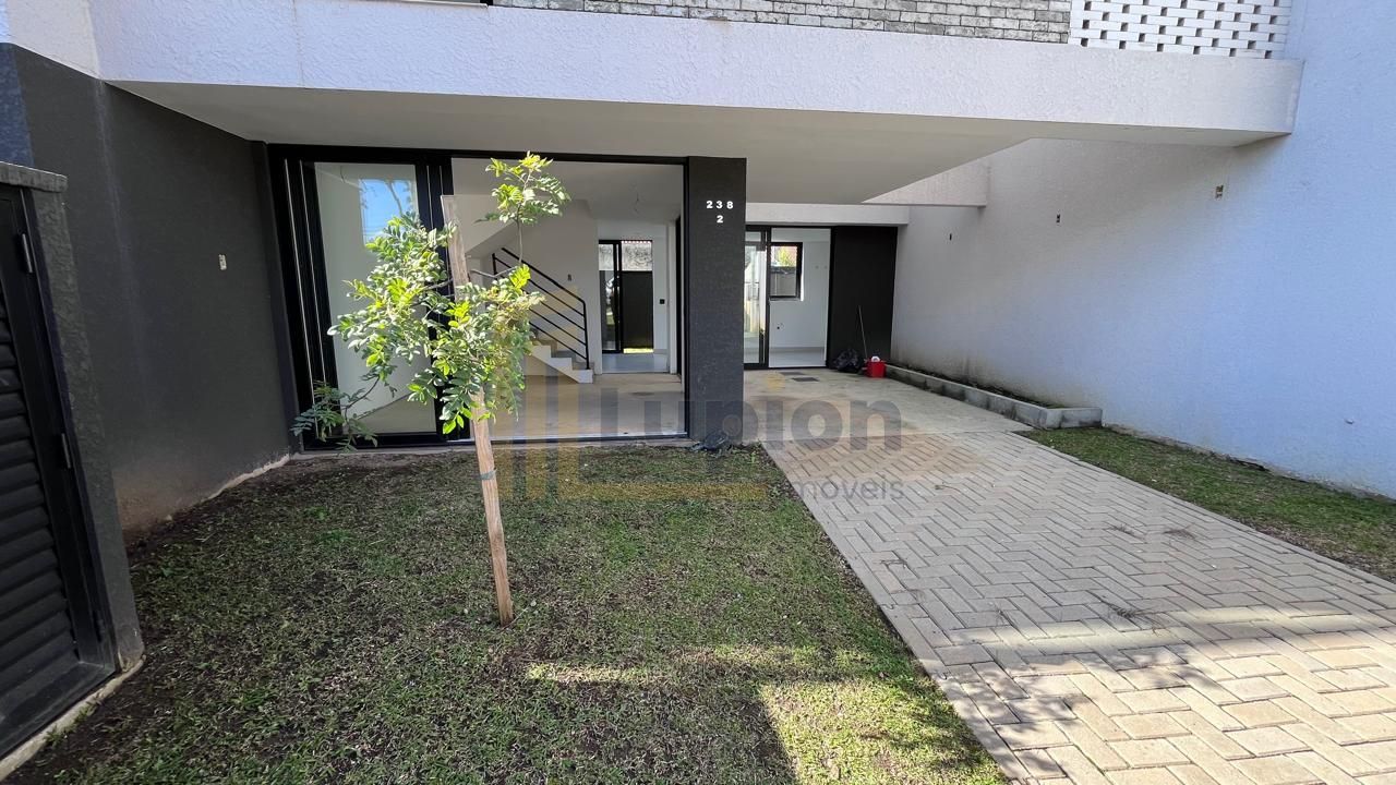 Sobrado com 3 dormitórios,sendo 1 suíte e amplo terraço à vend...