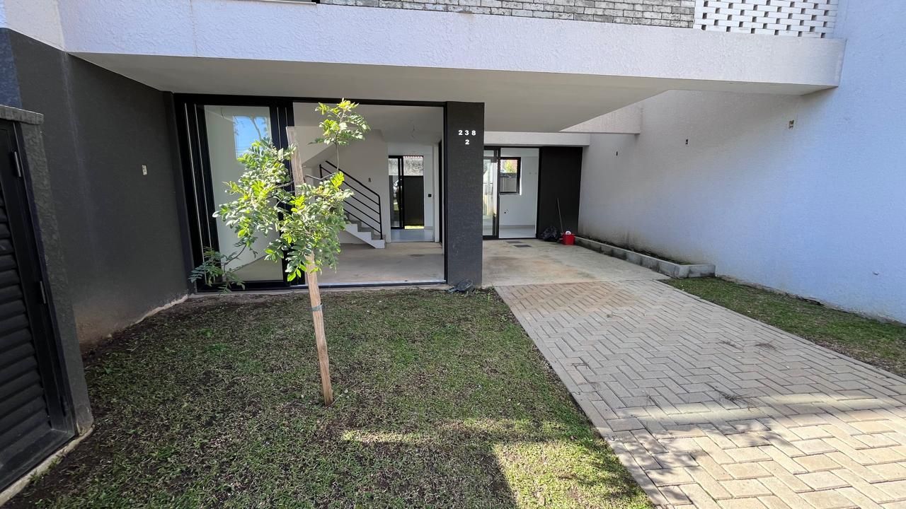 Sobrado com 3 dormitórios,sendo 1 suíte e amplo terraço à vend...