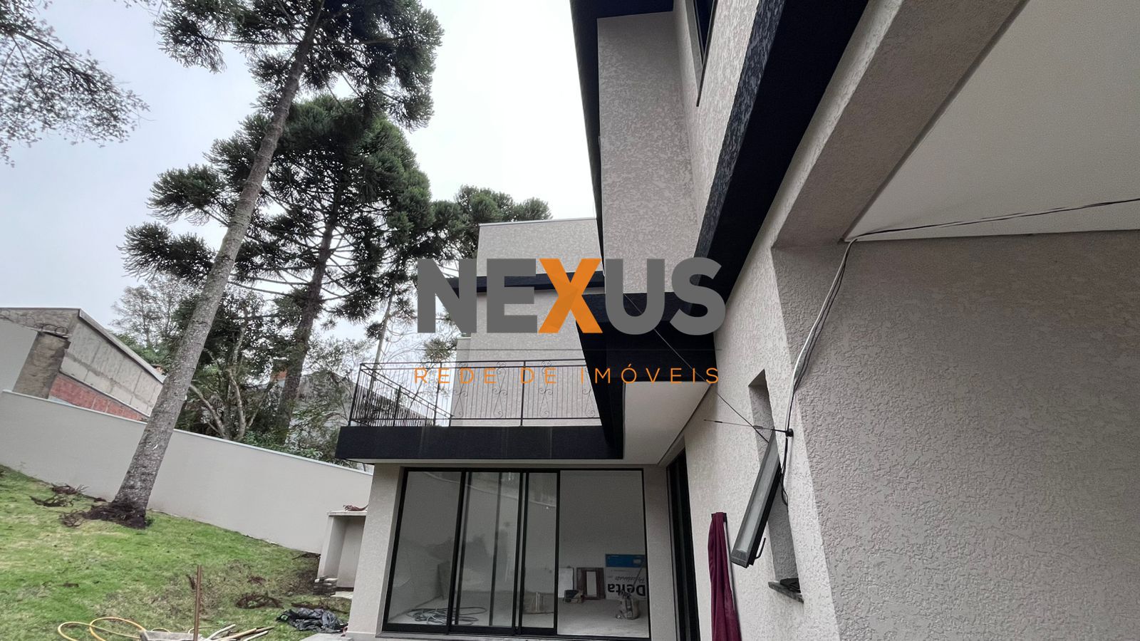 Sobrado com 3 suítes, 5 vagas à venda, 168 m² por R$ 1.250.000...