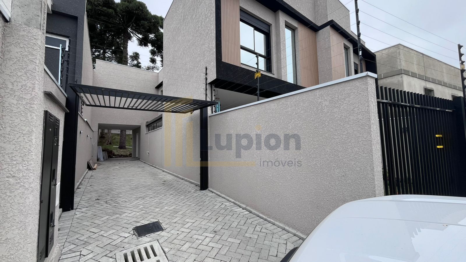 Sobrado com 3 suítes, 5 vagas à venda, 168 m² por R$ 1.250.000...