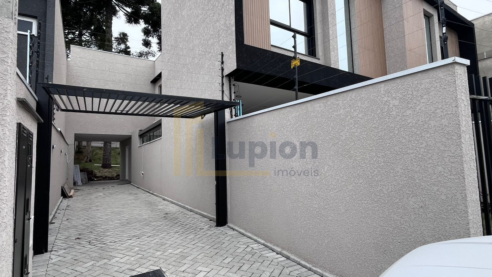 Sobrado com 3 suítes, 5 vagas à venda, 168 m² por R$ 1.250.000...