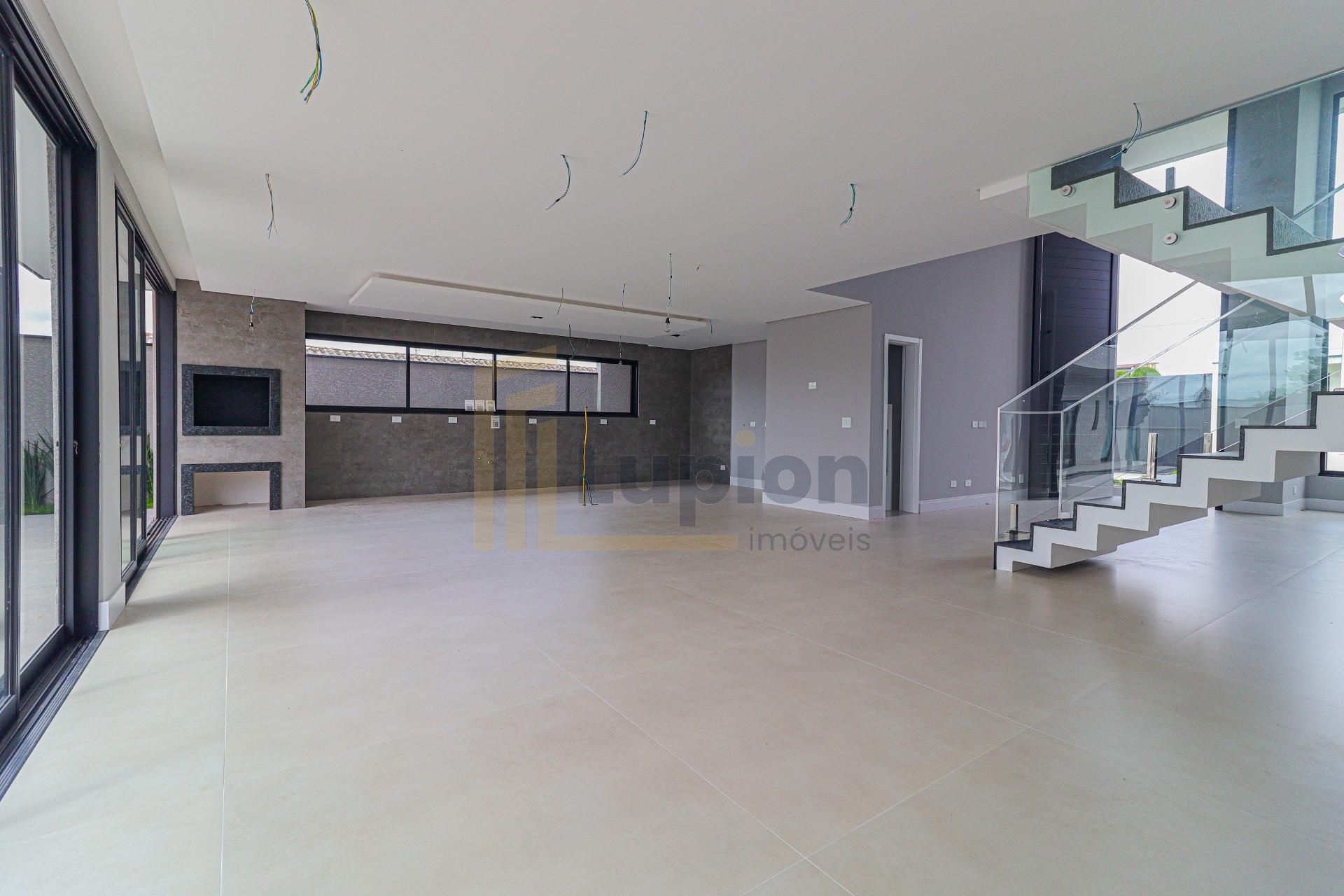 Sobrado de Alto Padrão com 4 Suítes e Piscina - Sustentável e ...