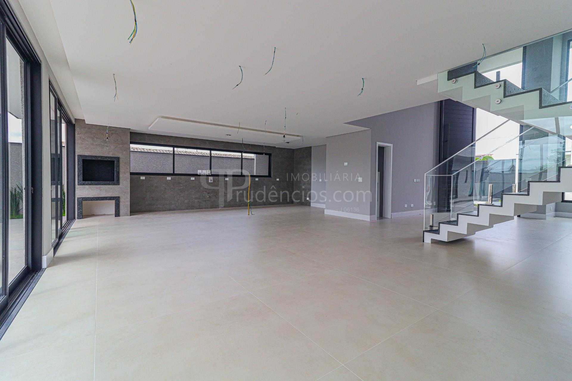 Sobrado de Alto Padrão com 4 Suítes e Piscina - Sustentável e ...