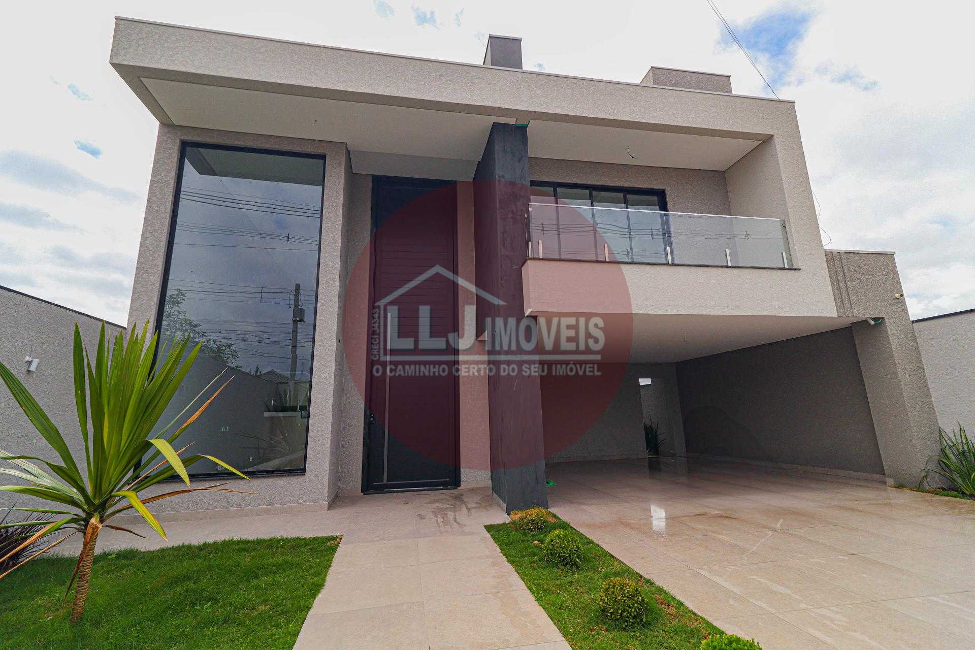 Sobrado de Alto Padrão com 4 Suítes e Piscina - Sustentável e Sofisticado