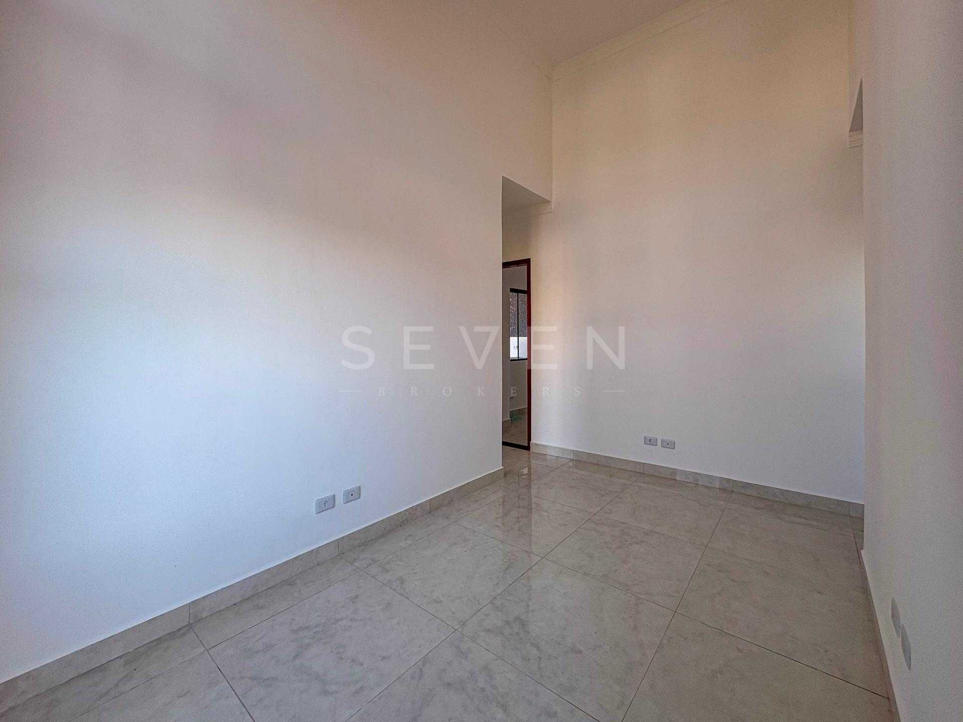 casa de esquina localizada no bairro Gralha Azul, em Fazenda R...