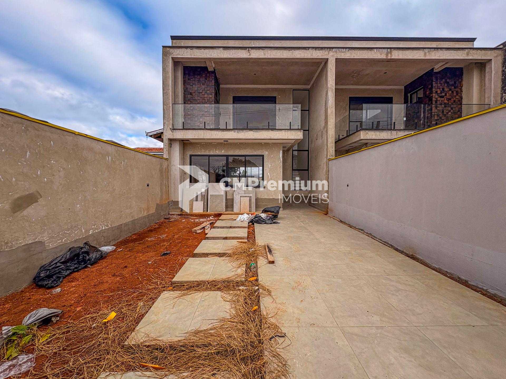 Sobrado Alto Padrão com Piscina à Venda, Bairro Eucaliptos, Fa...