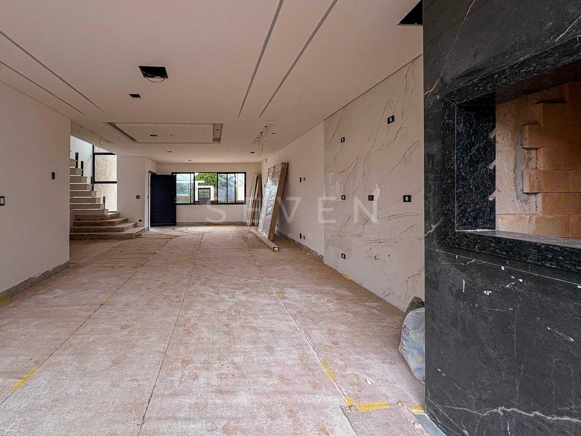 Sobrado Alto Padrão com Piscina à Venda, Bairro Eucaliptos, Fa...