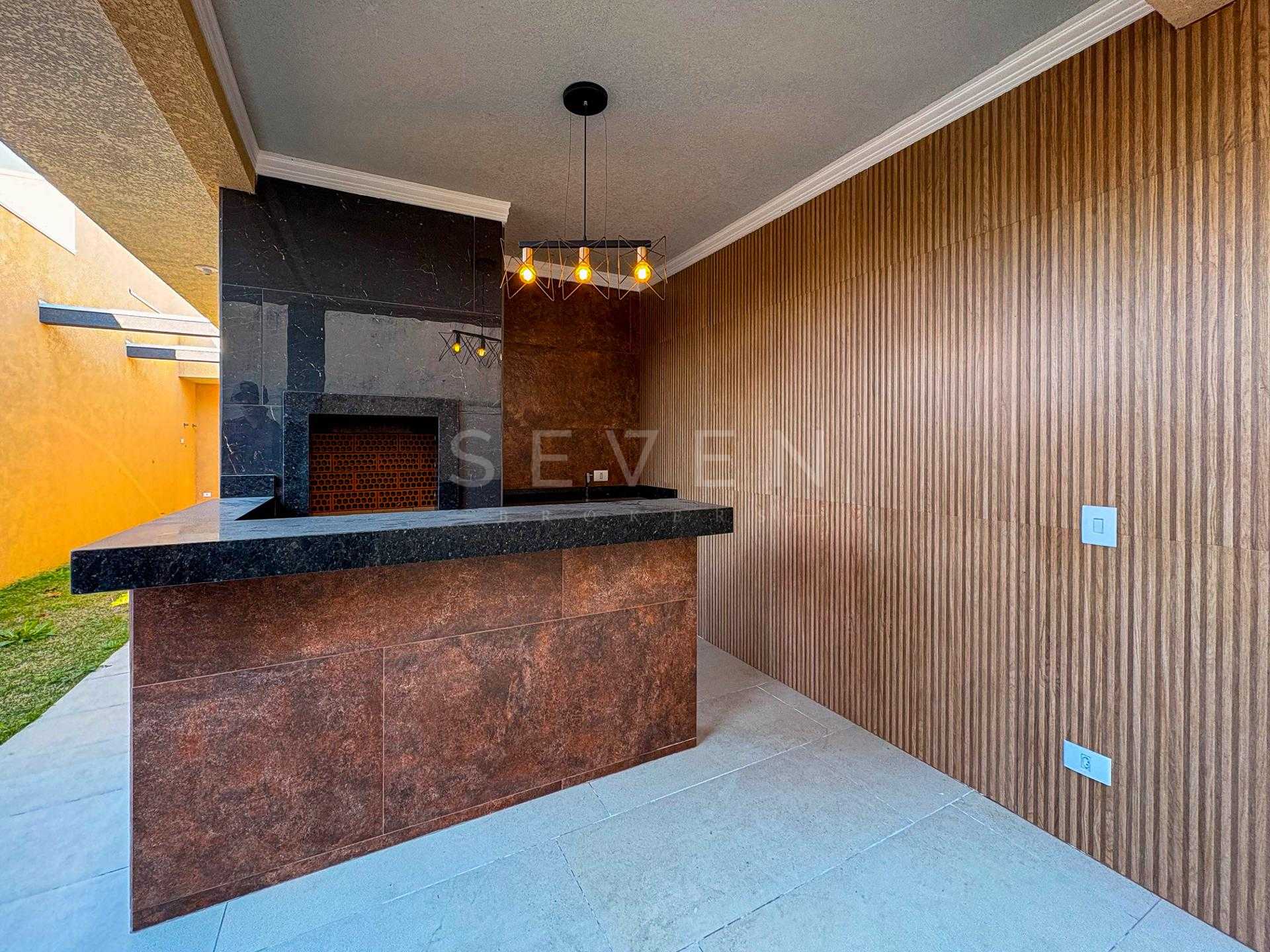 Casa com 3 Quartos, Suíte e Edícula com Churrasqueira  Eucali...