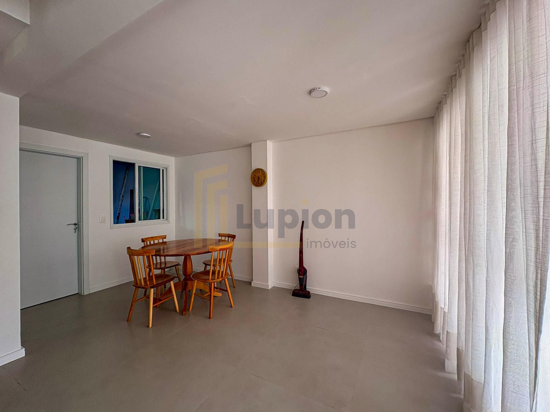 Sobrado Mobiliado com Suíte, Ático e Área Gourmet - Centro de FRG