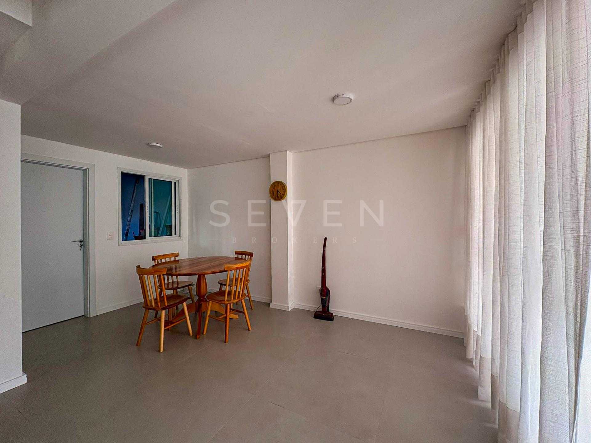 Sobrado Mobiliado com Suíte, Ático e Área Gourmet - Centro de FRG