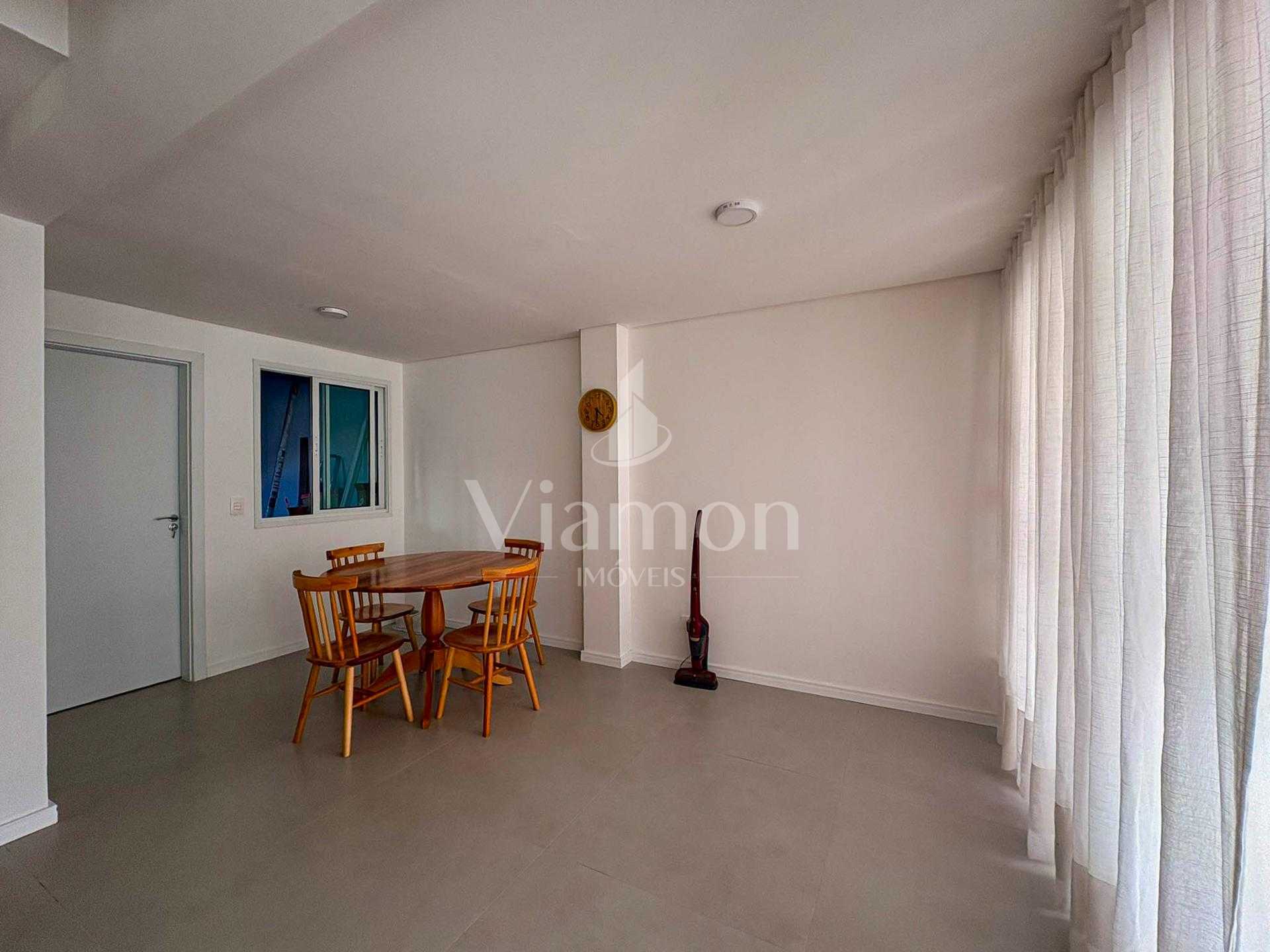 Sobrado Mobiliado com Suíte, Ático e Área Gourmet - Centro de FRG