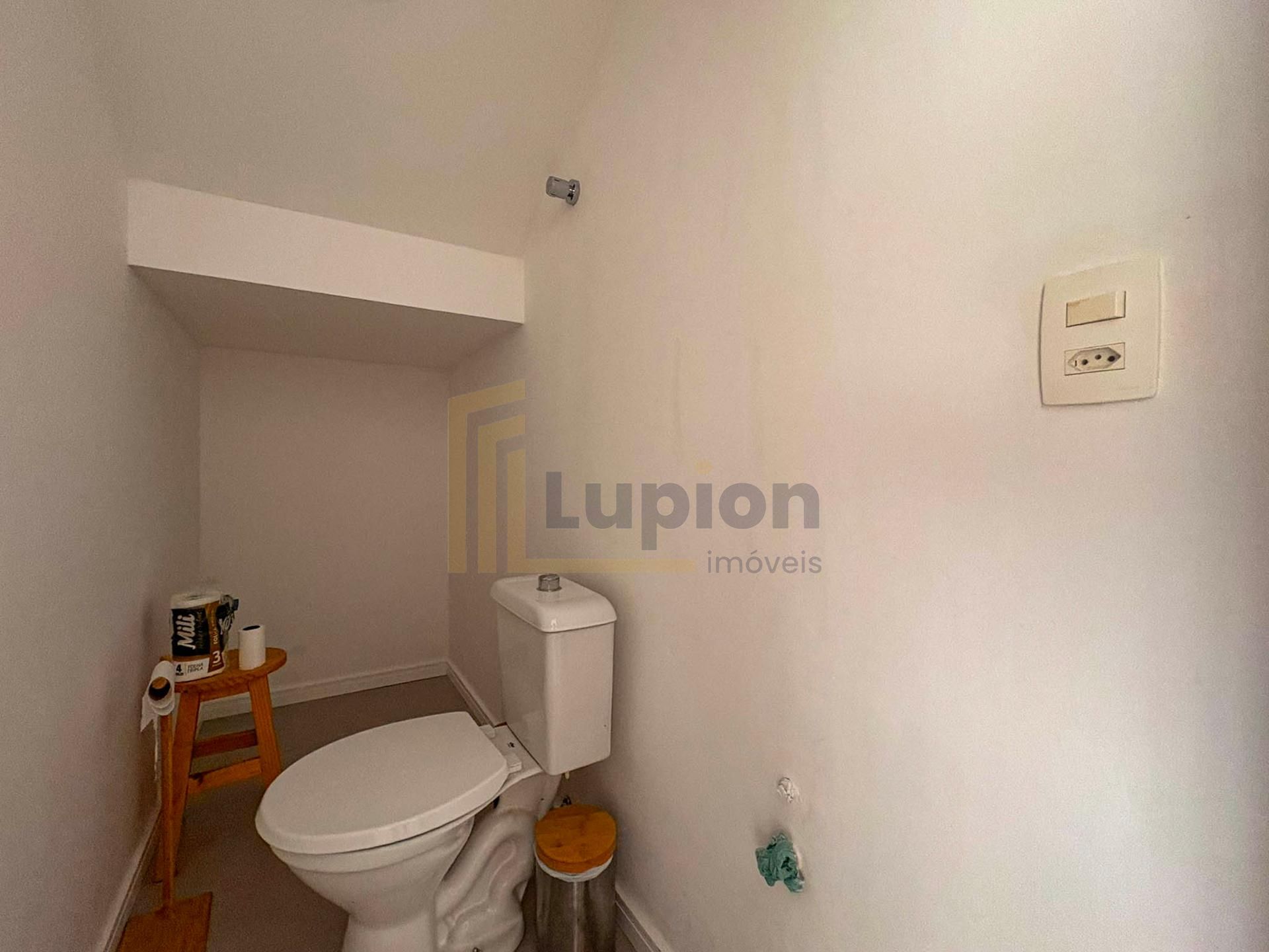 Sobrado Mobiliado com Suíte, Ático e Área Gourmet - Centro de FRG