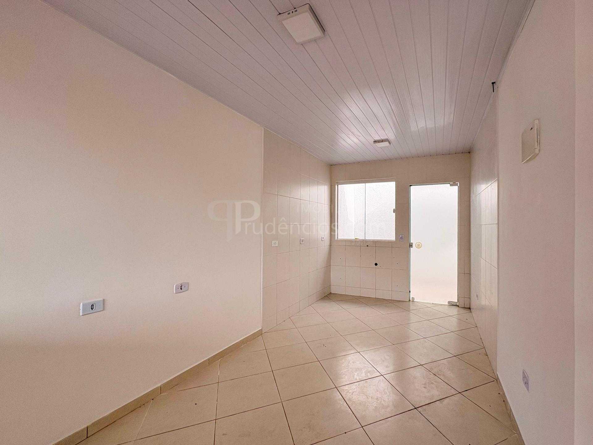 Casa 2 Quartos com Área de Serviço Coberta - Bairro Nações, FRG