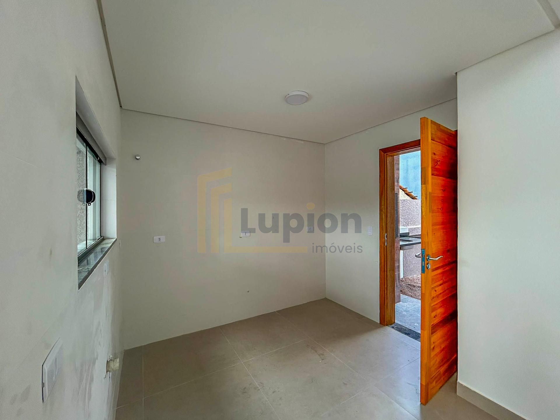 Casa 3 Quartos com Suíte e Terreno Amplo no Santa Terezinha - ...