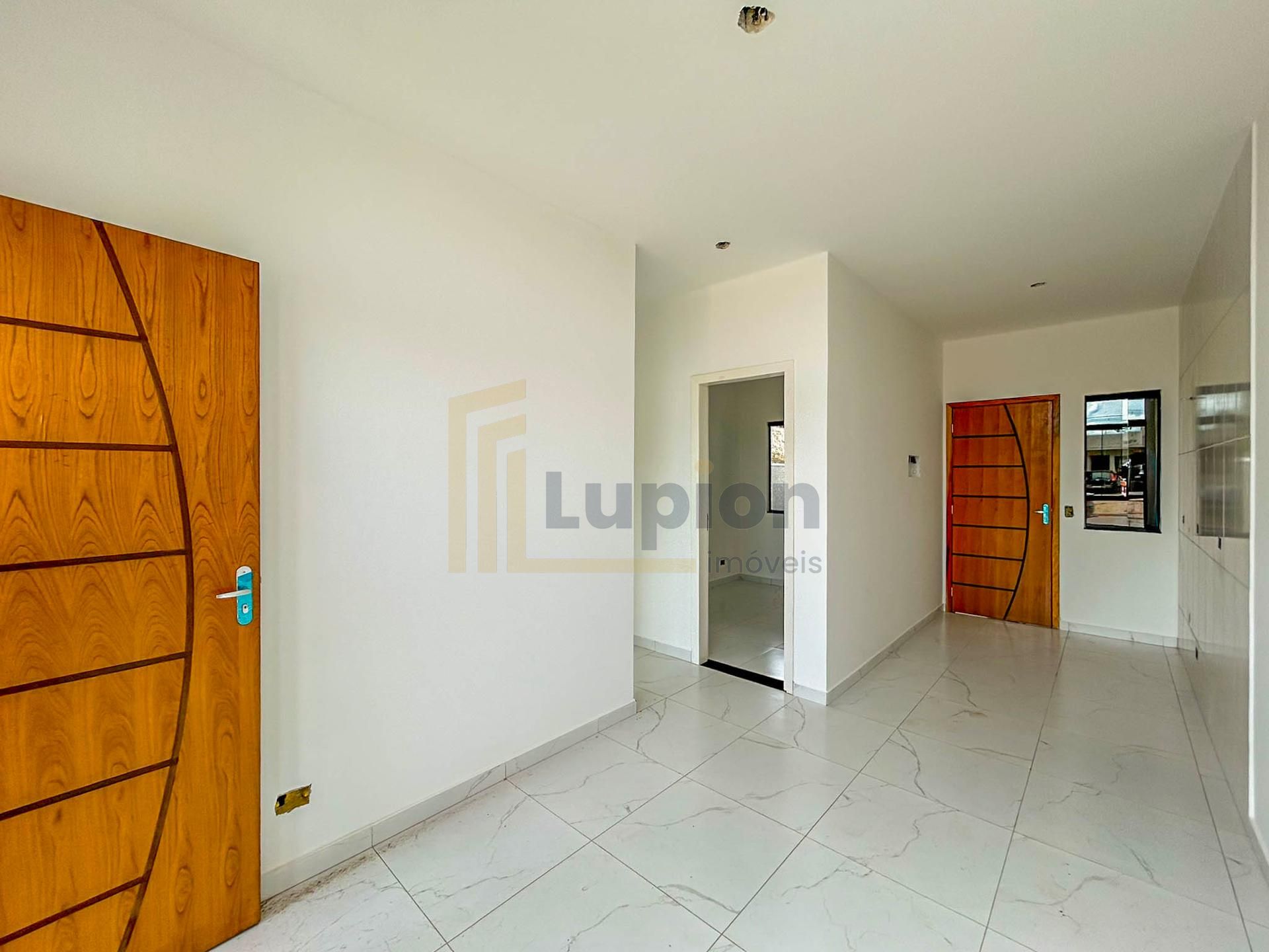 Casa 2 Quartos com Pé Direito Alto e Churrasqueira no Bairro N...