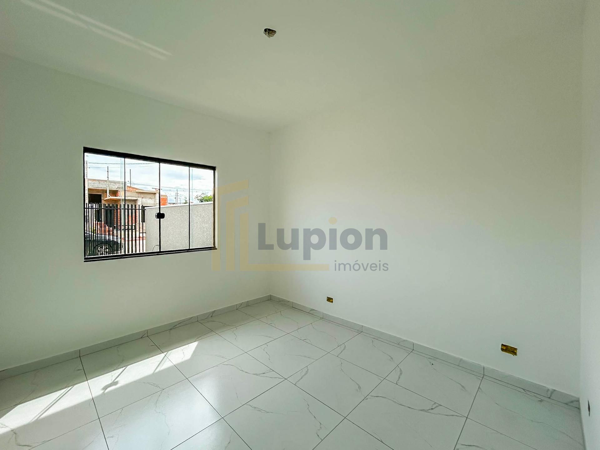 Casa 2 Quartos com Pé Direito Alto e Churrasqueira no Bairro N...