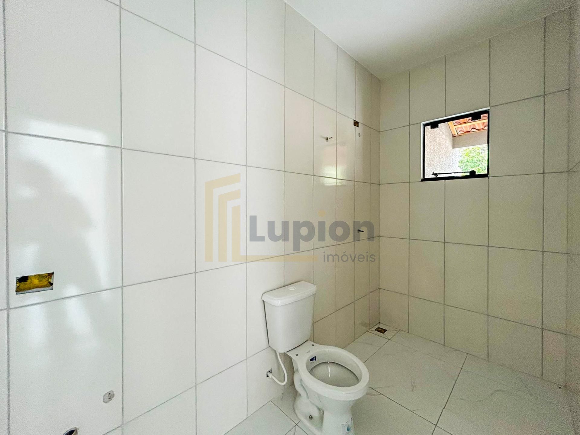 Casa 2 Quartos com Pé Direito Alto e Churrasqueira no Bairro N...