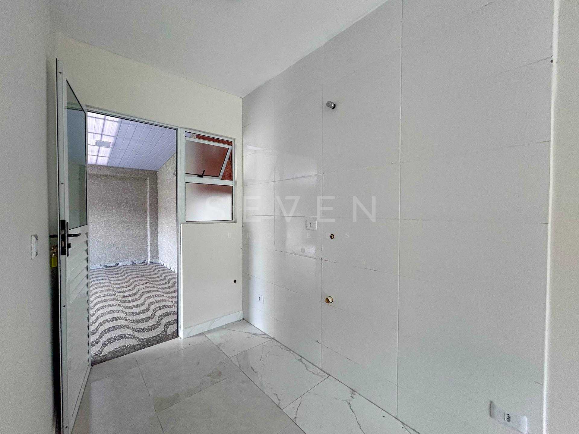 Casa de Esquina com Área Gourmet e Amplo Terreno no Bairro Est...