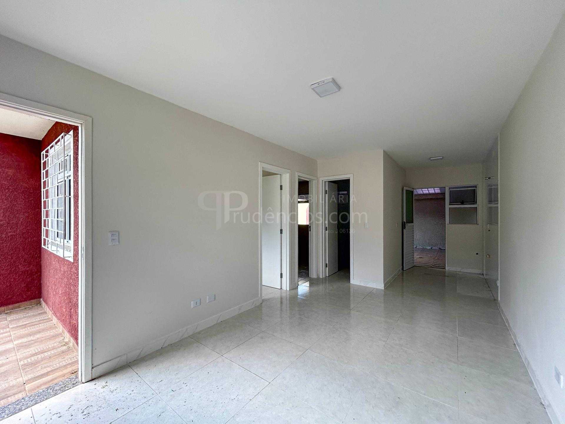 Casa de Esquina com Área Gourmet e Amplo Terreno no Bairro Est...