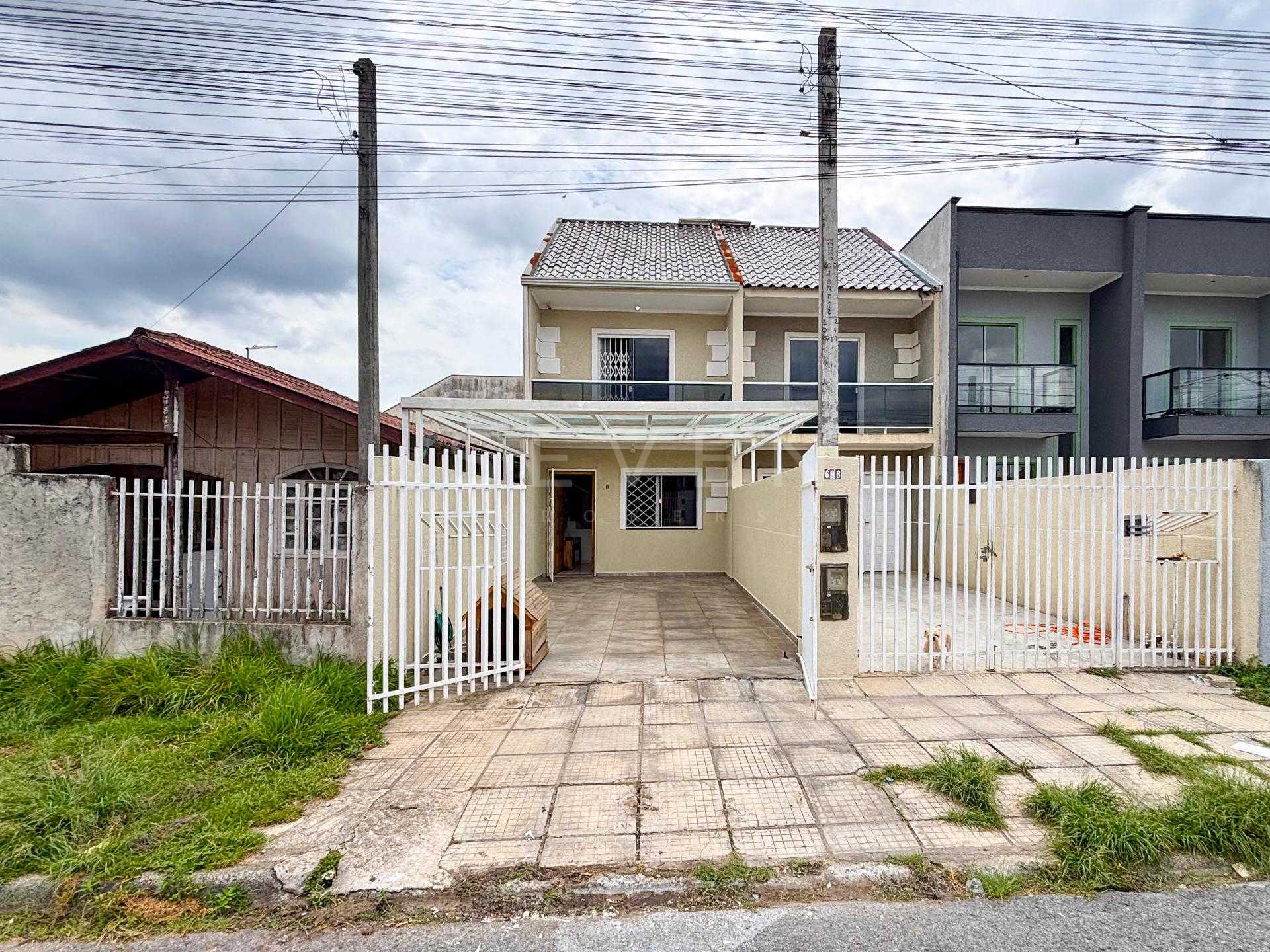 Sobrado 3 Quartos no CIC com Edícula e Garagem Coberta - Curitiba