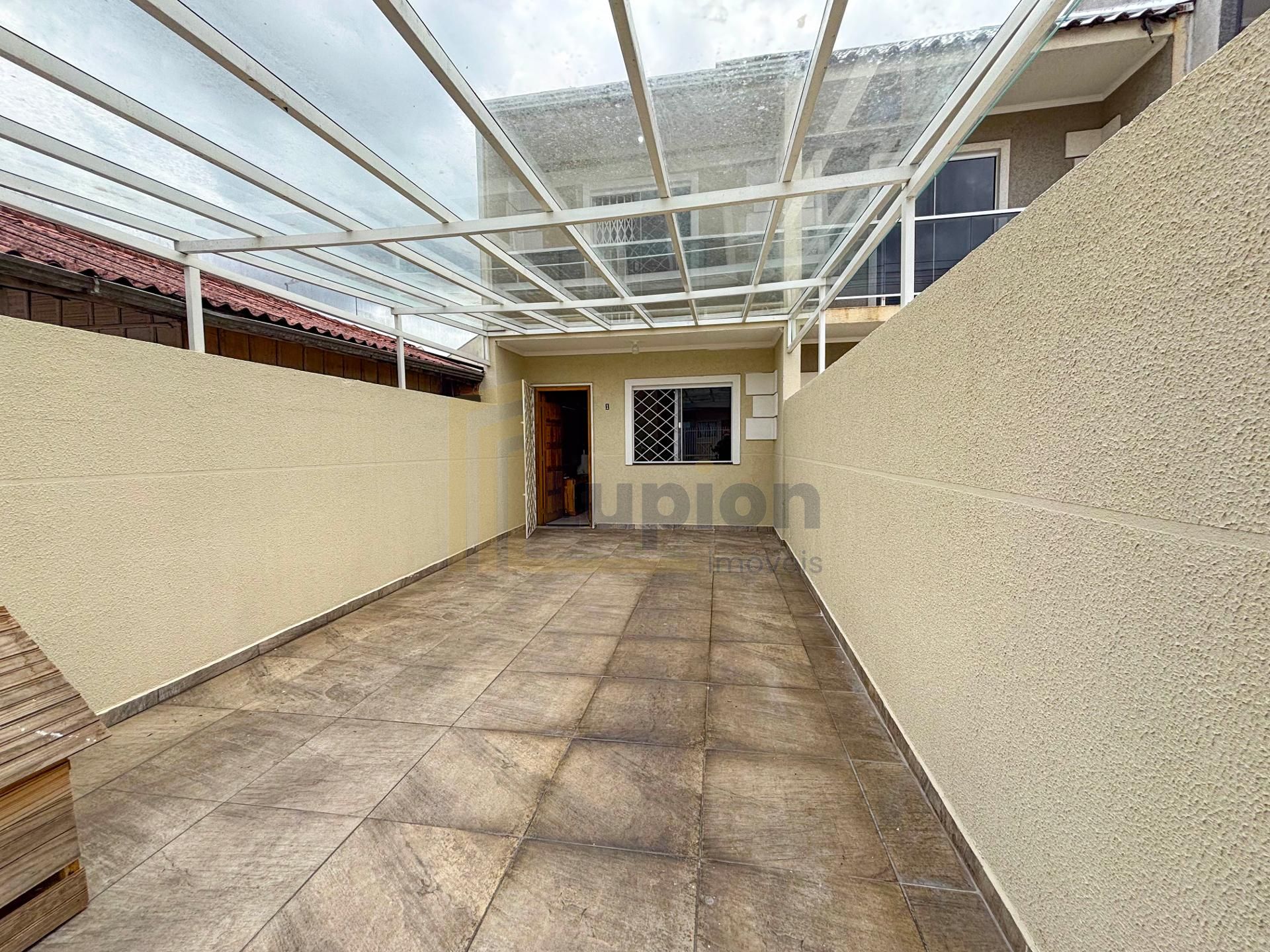 Sobrado 3 Quartos no CIC com Edícula e Garagem Coberta - Curitiba