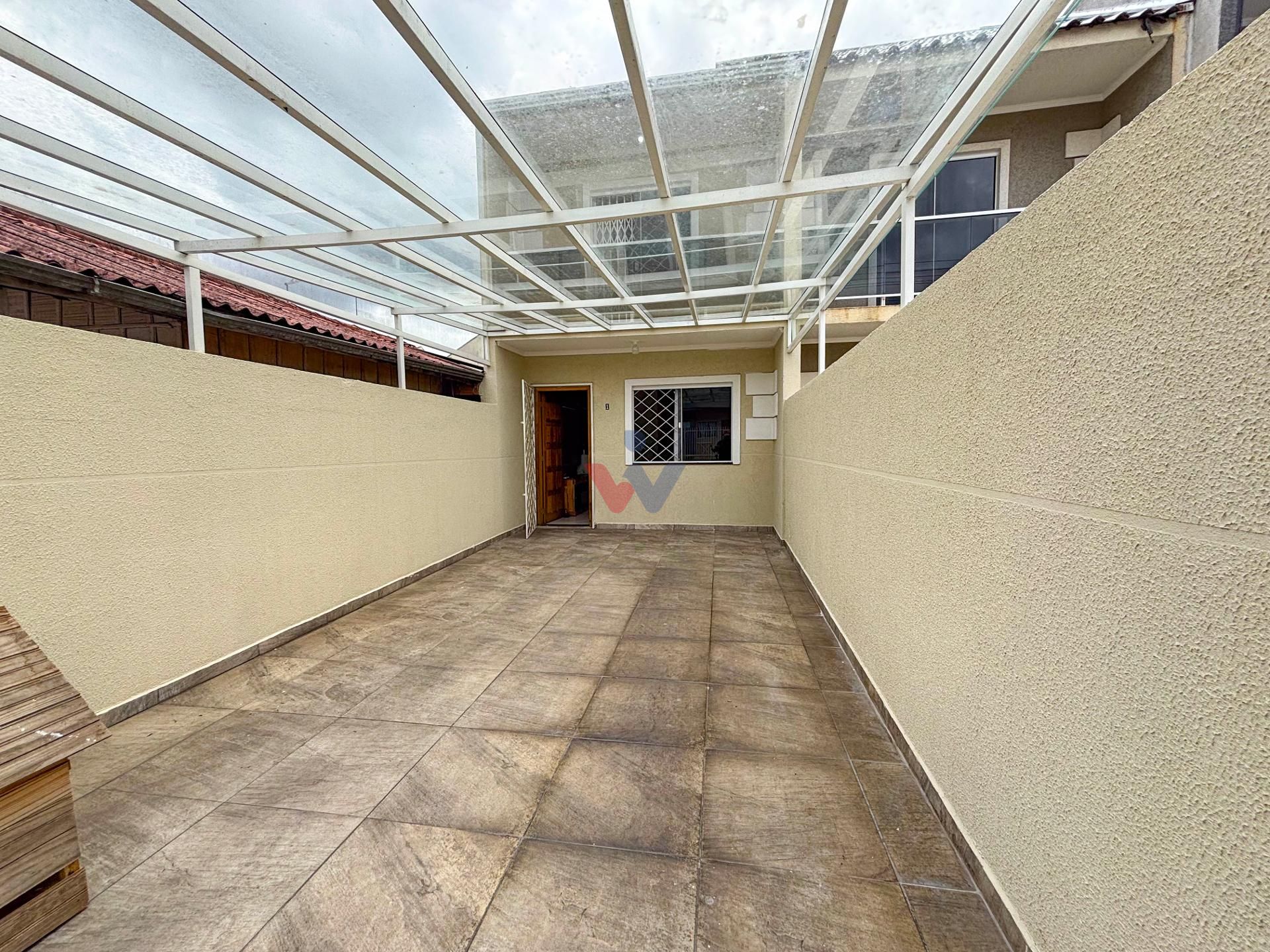 Sobrado 3 Quartos no CIC com Edícula e Garagem Coberta - Curitiba