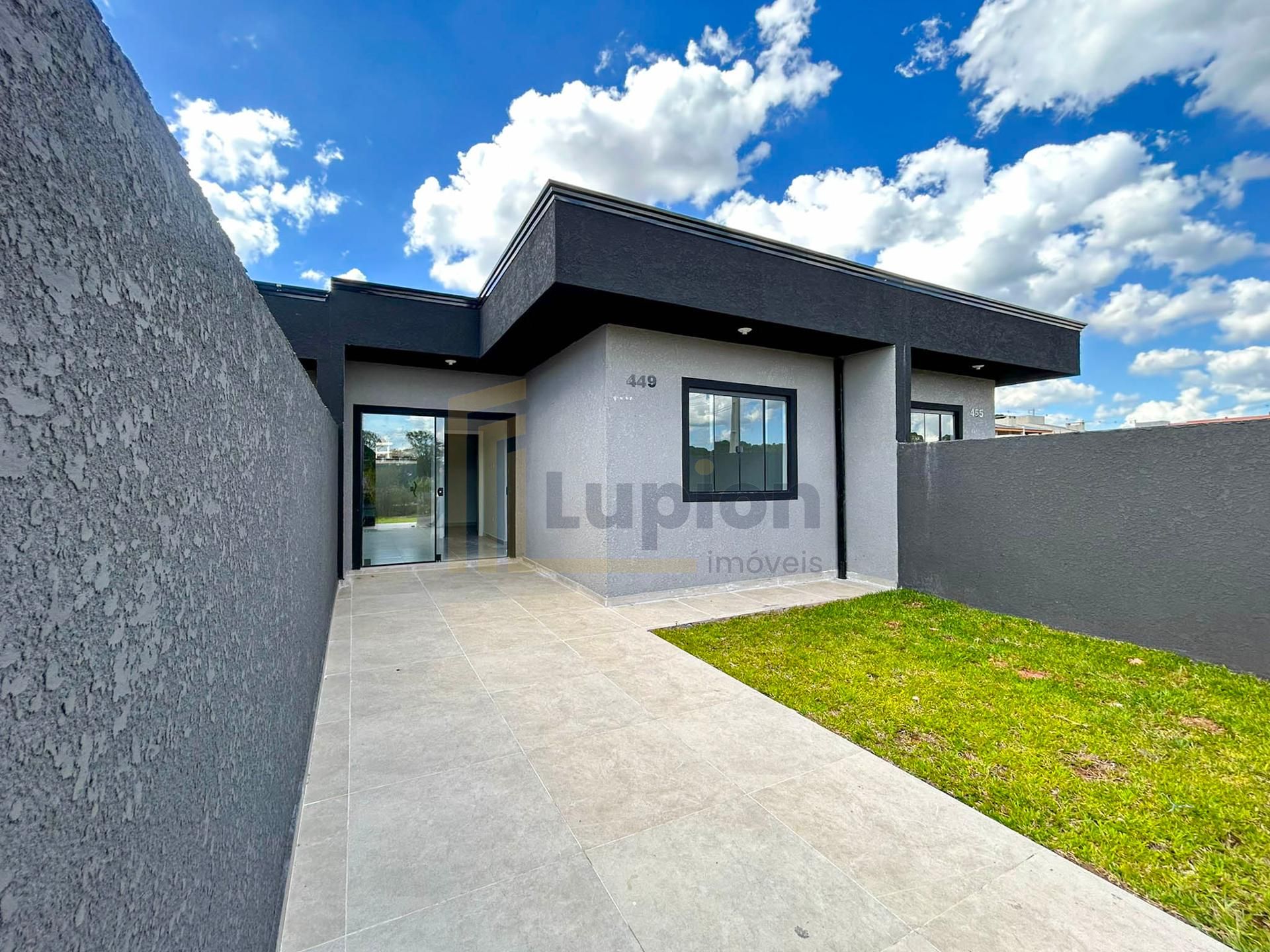 Casa 3 Quartos com Área Gourmet e Amplo Terreno no Bairro Veneza