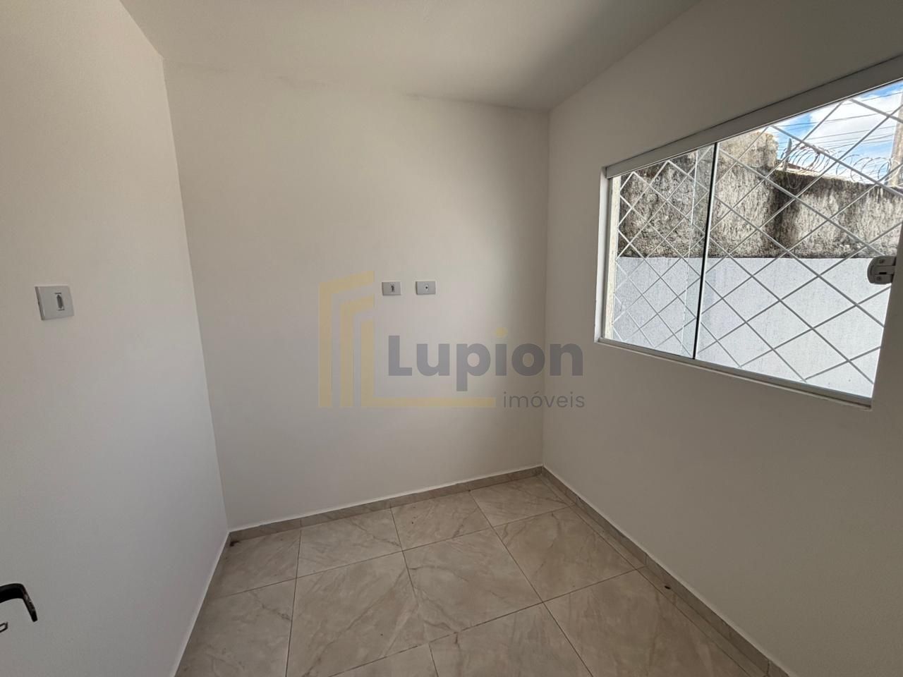 Casa 2 Quartos e terreno no Campo de Santana - Curitiba