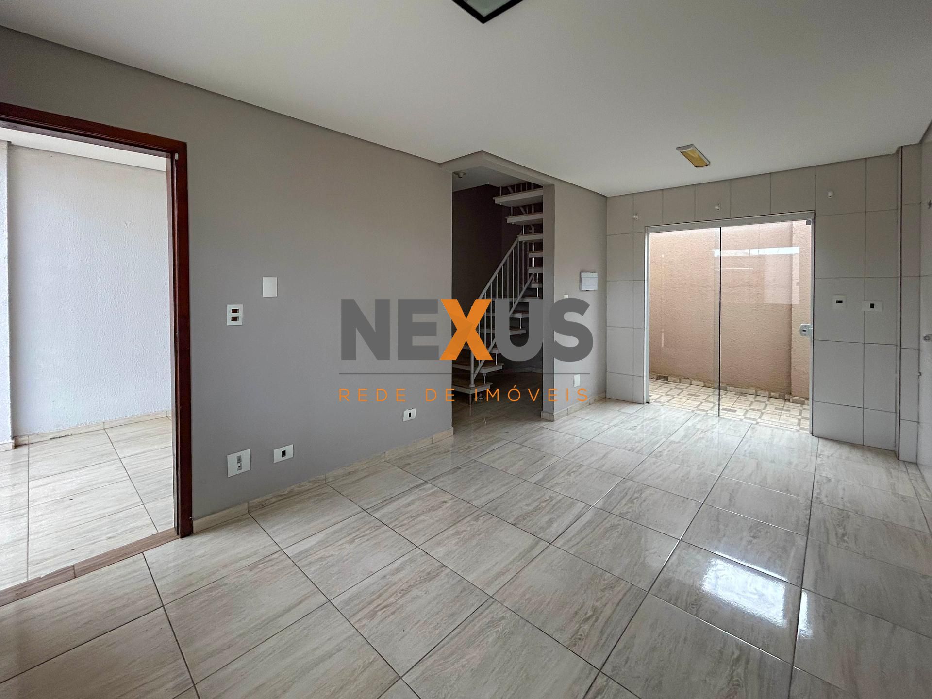 Sobrado de Esquina 3 Quartos com Acesso à Av. Brasil - Fazenda...