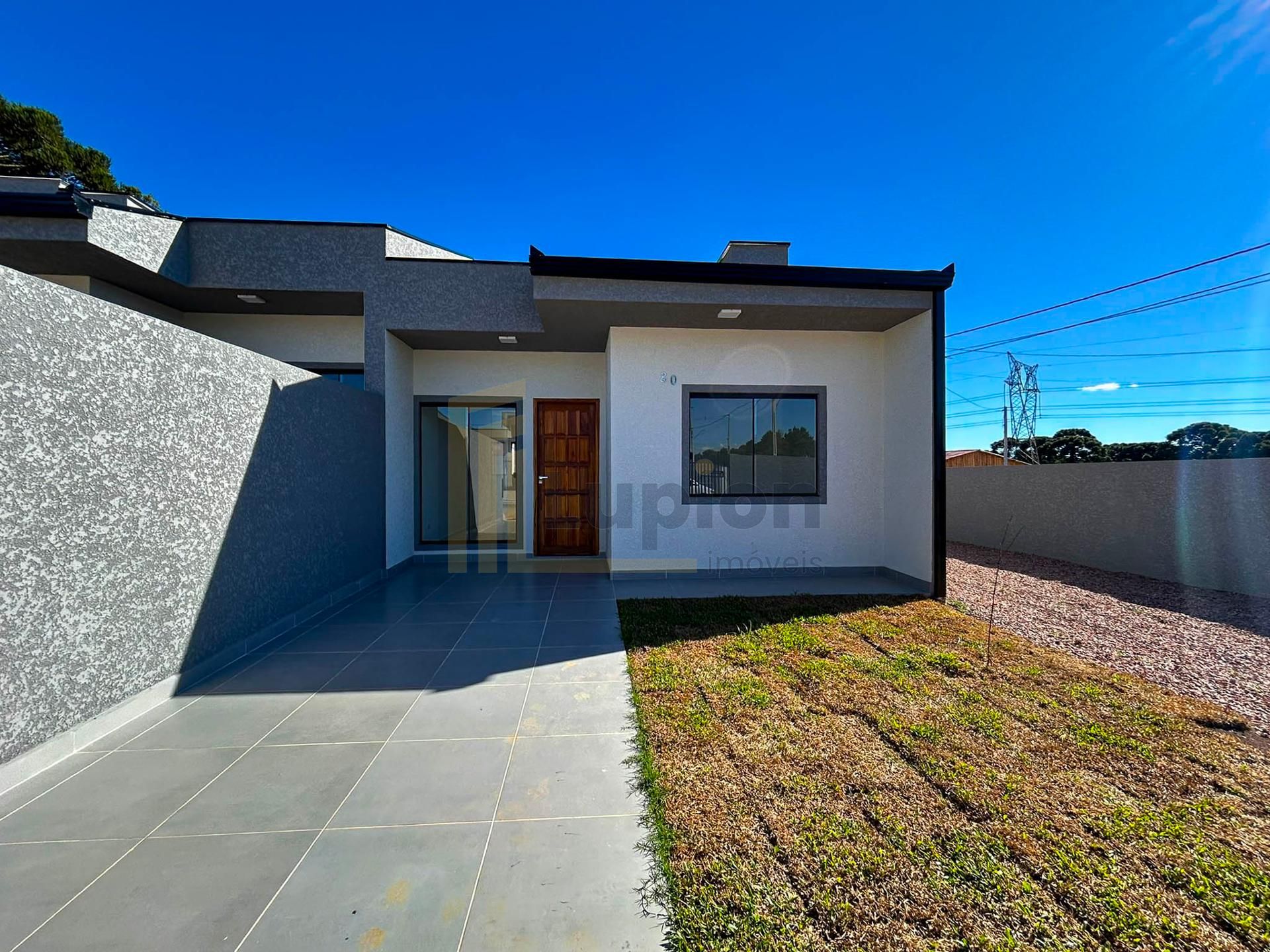 Casa de Esquina com 3 Quartos, Suíte e Amplo Terreno no Veneza...
