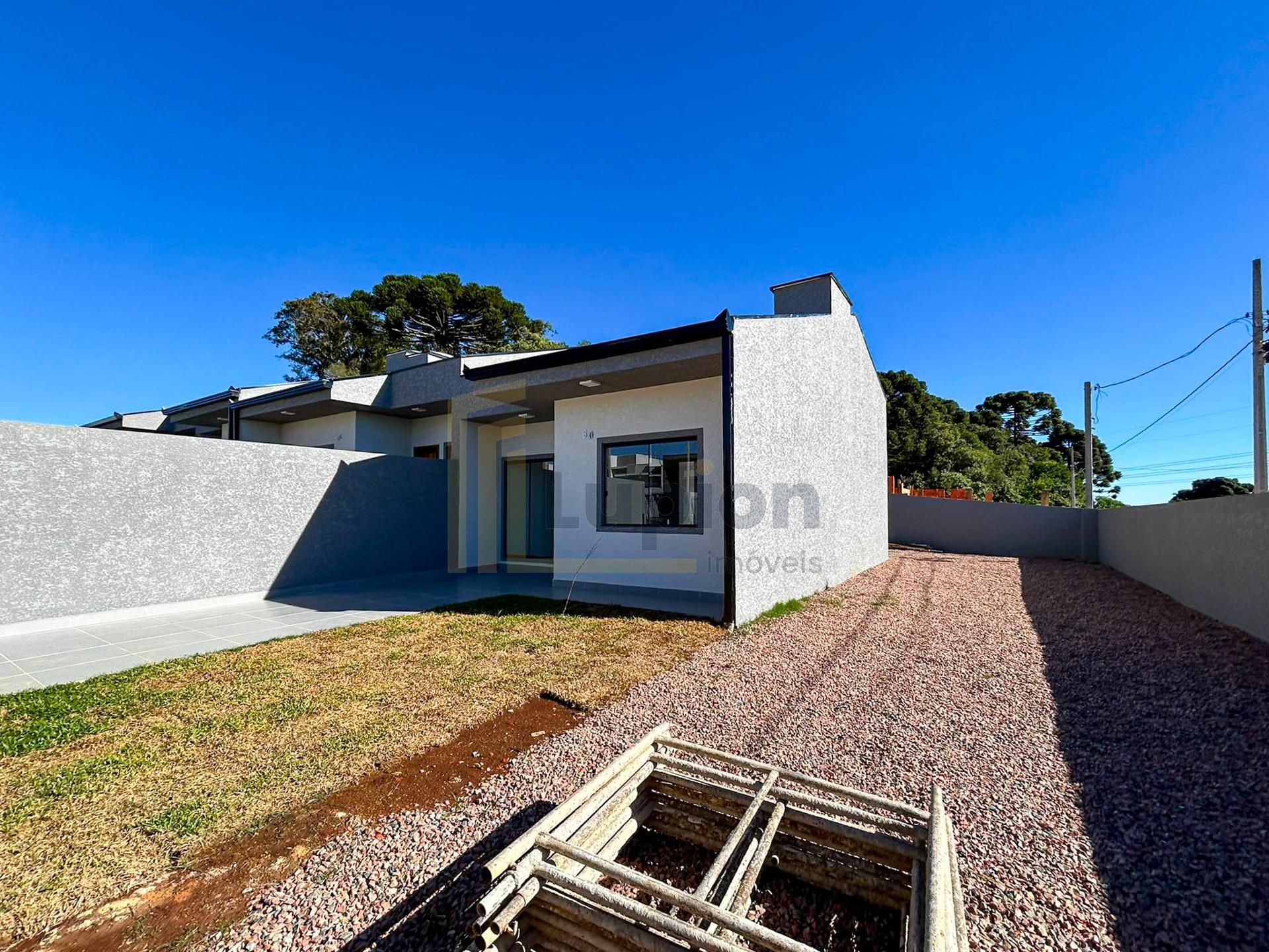 Casa de Esquina com 3 Quartos, Suíte e Amplo Terreno no Veneza...