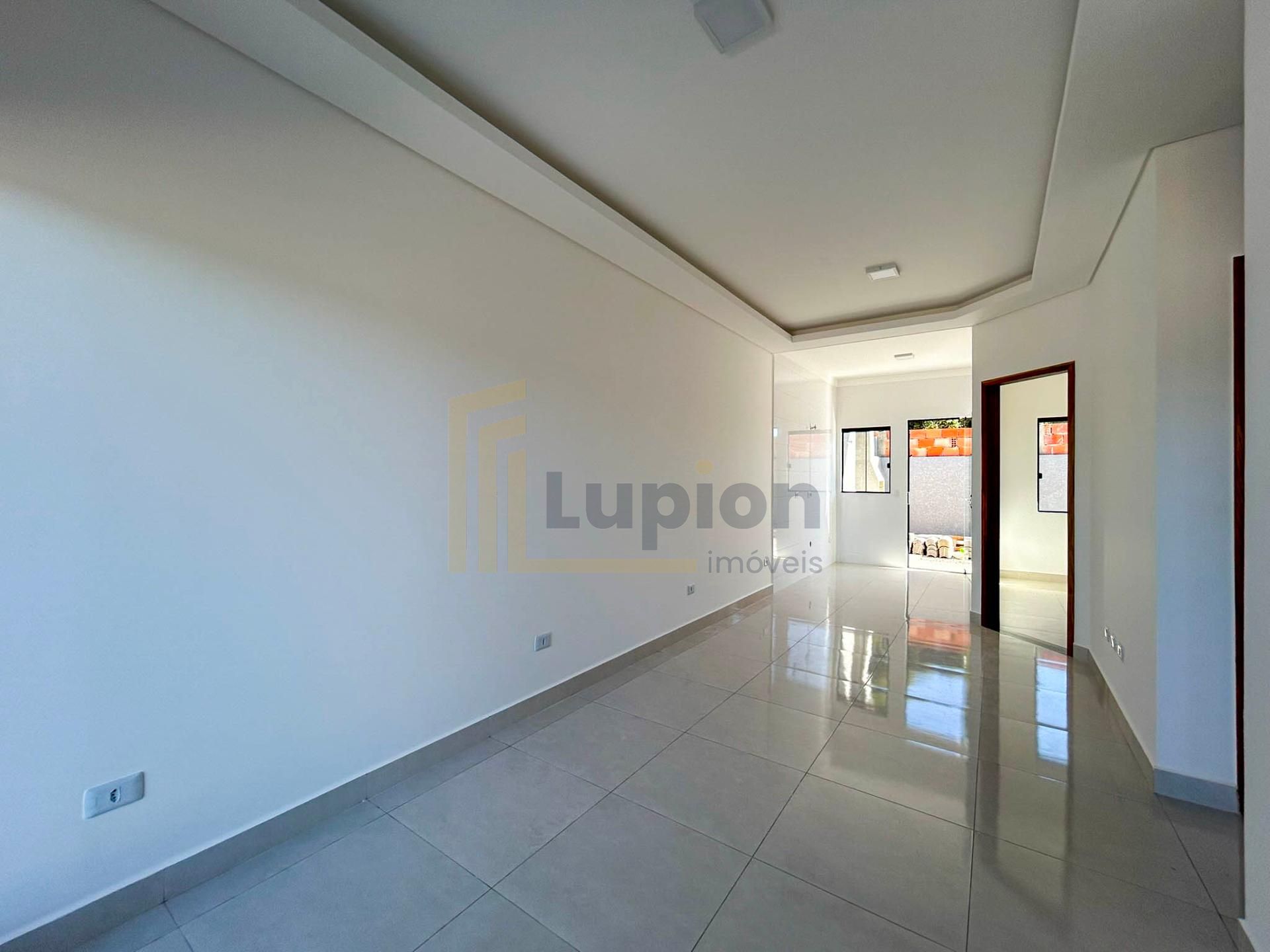 Casa de Esquina com 3 Quartos, Suíte e Amplo Terreno no Veneza...