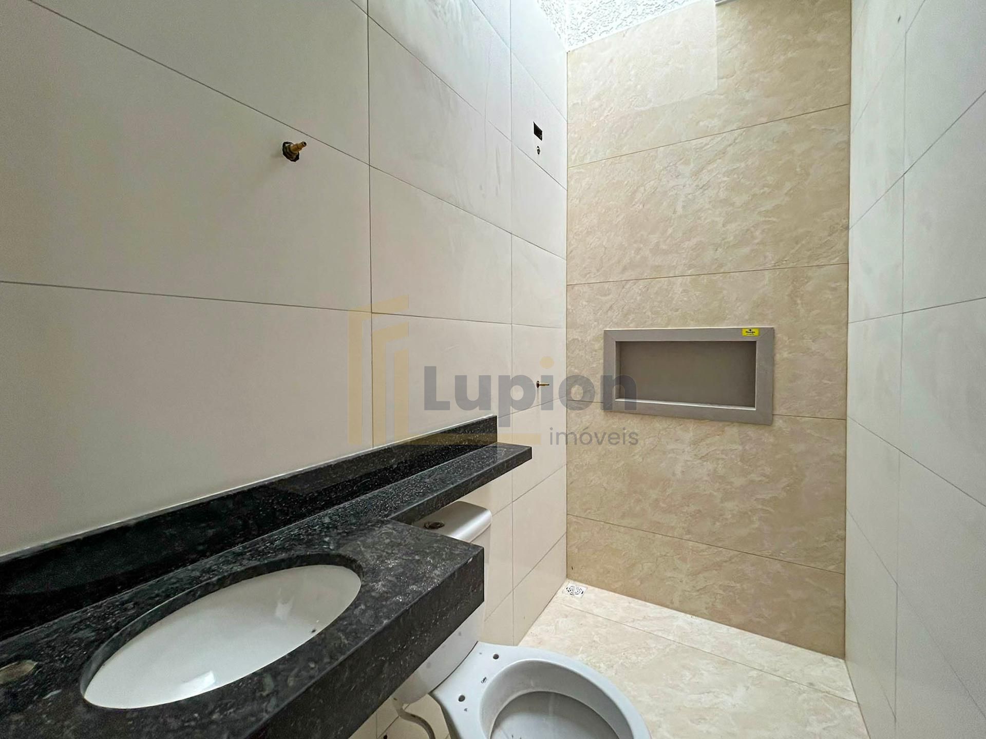 Casa com 3 Quartos, Suíte e Edícula com Churrasqueira no Eucal...